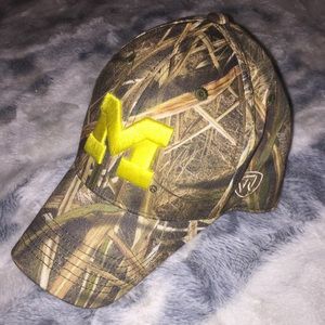 Michigan Wolverines stretch fit hat 〽️☝🏻